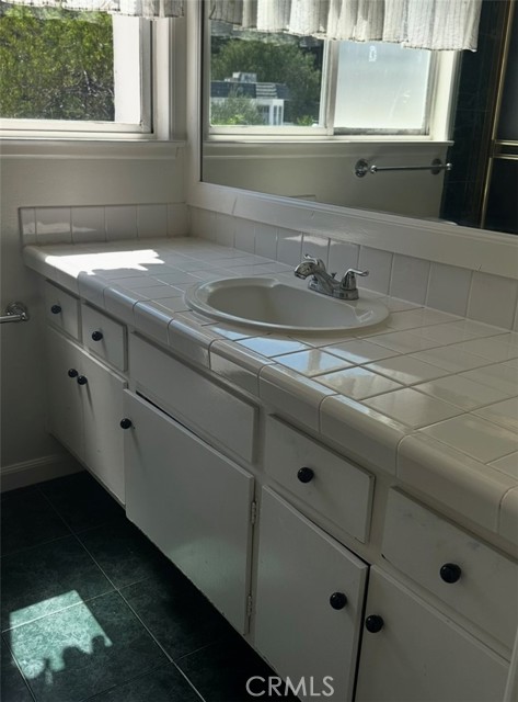 17041 Escalon Drive, Encino CA: https://media.crmls.org/medias/55ff13e3-c3e6-418d-b76c-b797f769c4d6.jpg