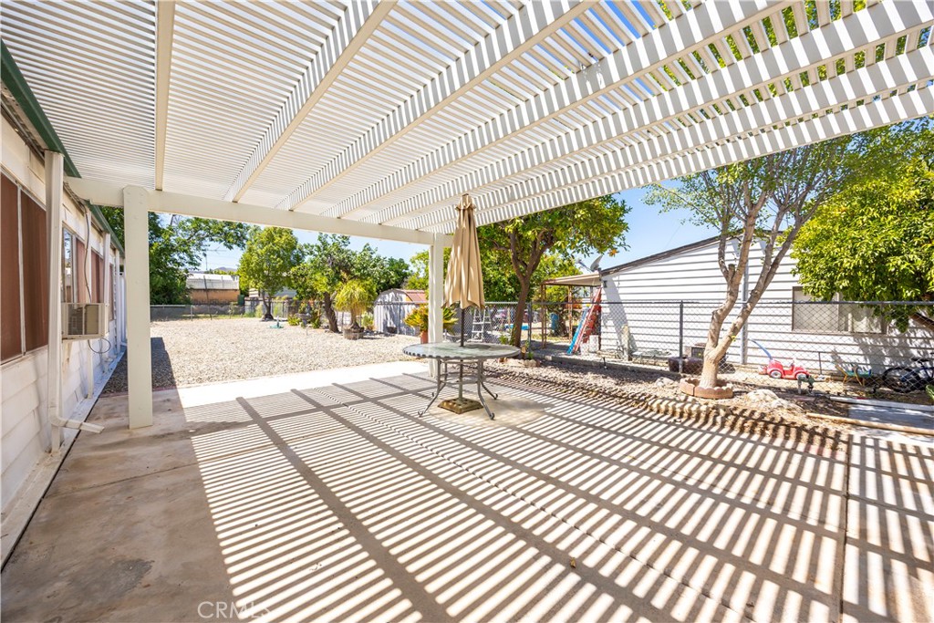 https://media.crmls.org/medias/55ffe5a0-82fa-47f4-8397-64d0c05744ed.jpg?preset=X-Large