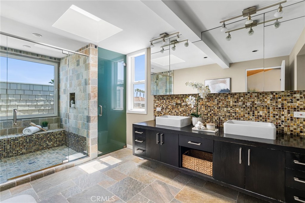 560229d3 8306 44c1 84a9 12e7862a7989