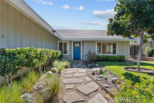 Detail Gallery Image 2 of 40 For 17050 Canvas, Canyon Country,  CA 91387 - 4 Beds | 2 Baths