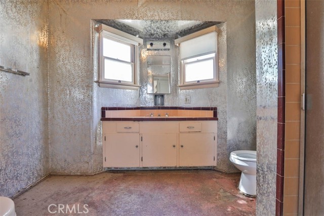 555 S Center St., Redlands CA: https://media.crmls.org/medias/56059fed-2b4a-425f-8ec8-ae1c83b602a5.jpg
