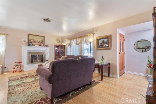 4817 Quartz Hill Rd, Quartz Hill CA: https://media.crmls.org/medias/56084446-8179-4ba0-98c4-1d9635c14bac.jpg