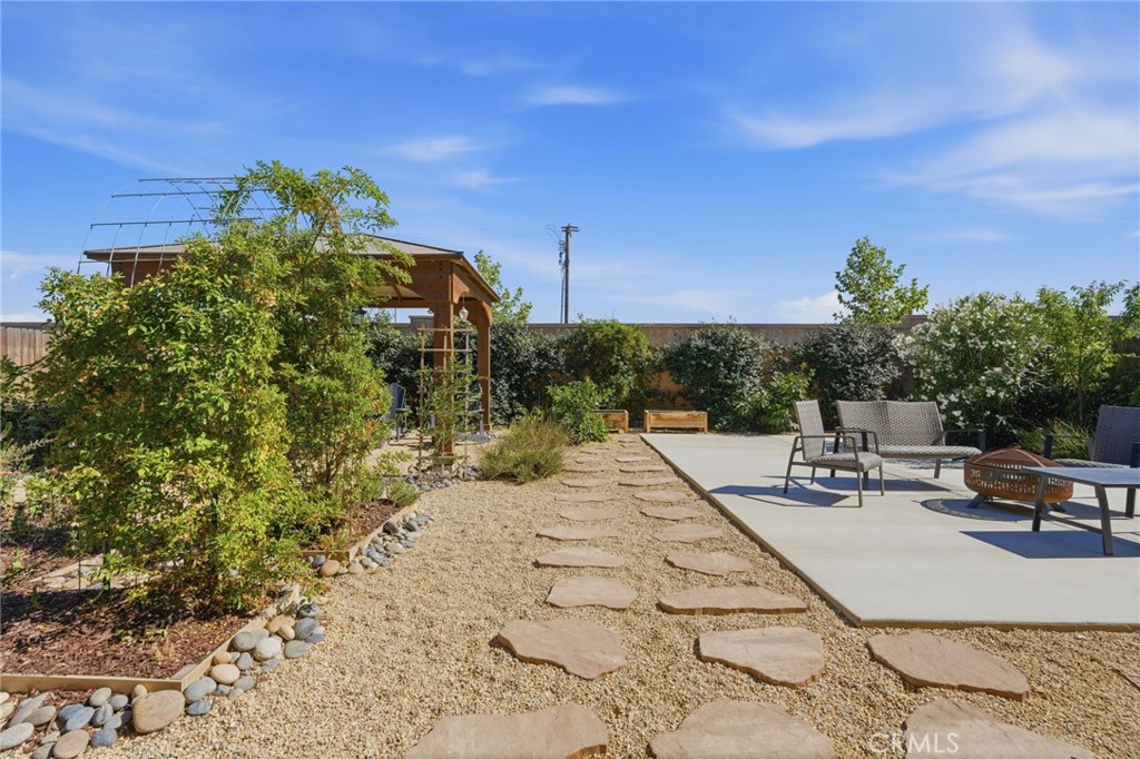 https://media.crmls.org/medias/56099c19-0e8f-4fc5-8028-ccfa36a42183.jpg?preset=X-Large