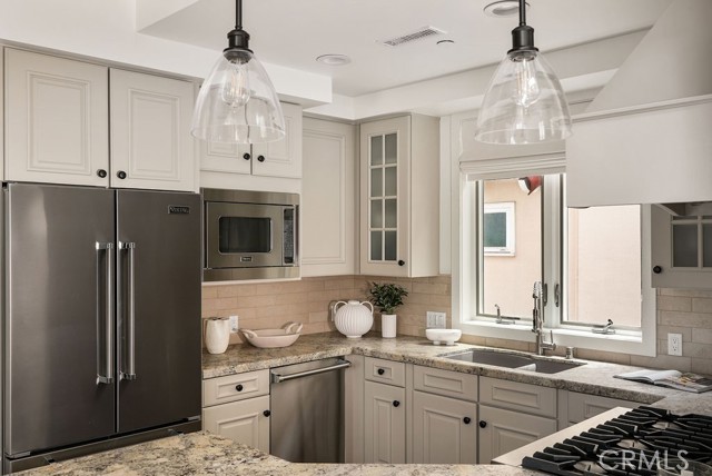 412 1/2 Goldenrod Avenue, Corona del Mar CA: https://media.crmls.org/medias/5609ef91-5c4e-497d-b32e-b11d54123752.jpg