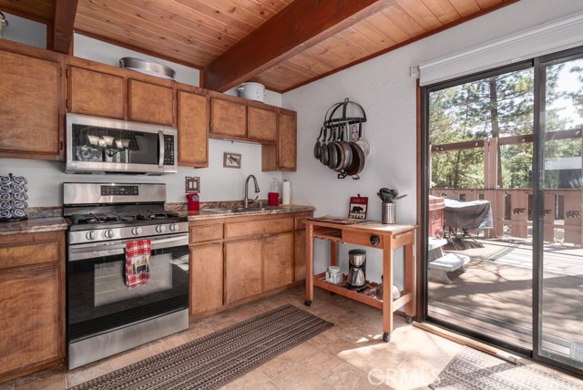 Detail Gallery Image 11 of 32 For 320 Hilltop Ln, Big Bear City,  CA 92314 - 2 Beds | 2 Baths