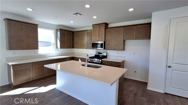 Detail Gallery Image 3 of 5 For 209 Everlast Ct, Hemet,  CA 92543 - 4 Beds | 3 Baths