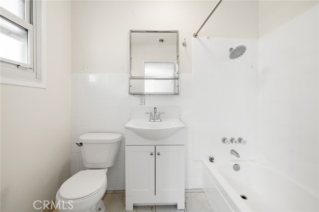 2109 N Dymond Street, Burbank CA: https://media.crmls.org/medias/561369b9-e289-43b6-9b80-f46ee2908b0e.jpg