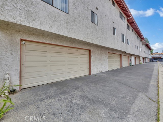 Detail Gallery Image 24 of 31 For 18425 Saticoy St #1,  Reseda,  CA 91335 - 3 Beds | 2/1 Baths