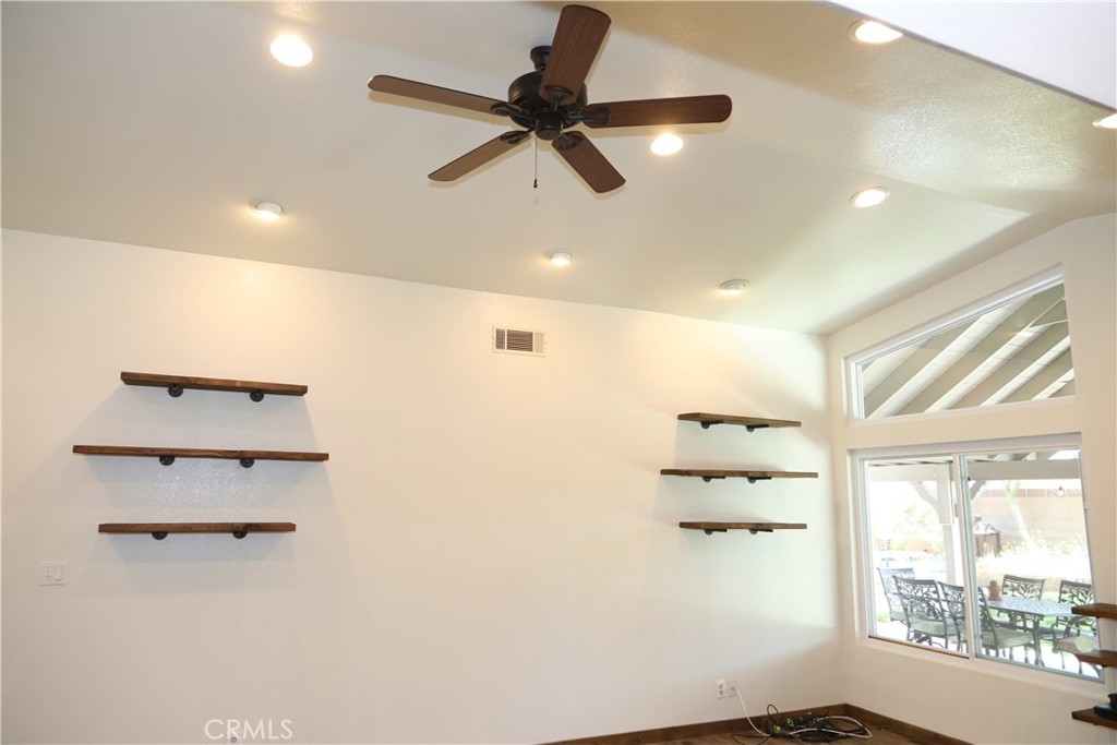https://media.crmls.org/medias/56188275-2163-485c-a07a-32eb9fc96fb0.jpg?preset=X-Large