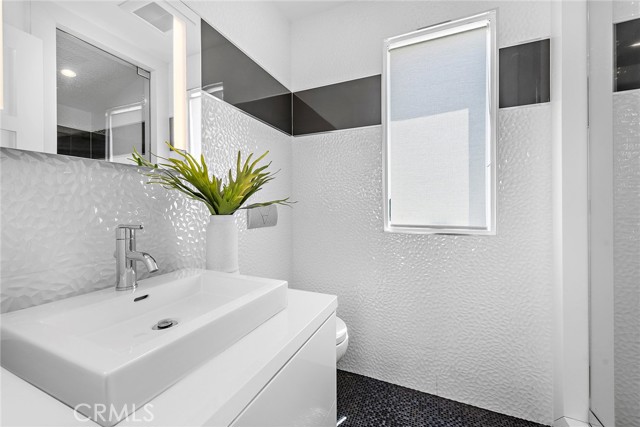 Detail Gallery Image 13 of 16 For 604 1/2 Acacia Ave, Corona Del Mar,  CA 92625 - 2 Beds | 2/1 Baths