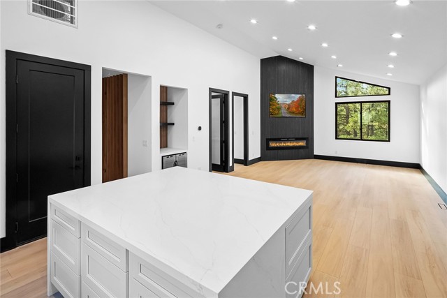 129 Winding Lane, Big Bear City CA: https://media.crmls.org/medias/561a706a-1879-4b53-8523-199d69f3a0a0.jpg