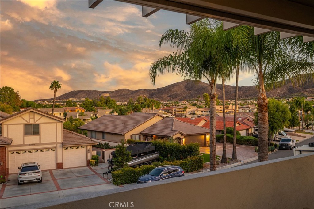 https://media.crmls.org/medias/561b32d6-d206-4a8f-8c1d-e73f4f236cc4.jpg?preset=X-Large