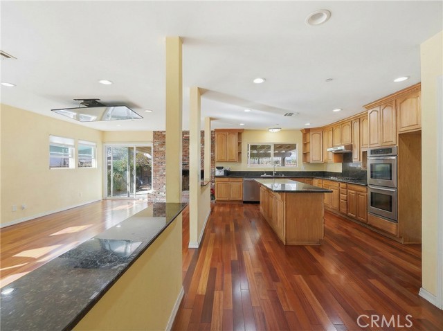 Detail Gallery Image 5 of 25 For 6545 Dos Rios Rd, Downey,  CA 90240 - 5 Beds | 3 Baths