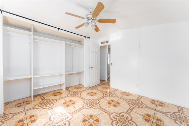 17225 Valley Boulevard, Fontana CA: https://media.crmls.org/medias/561ca4d1-1ca1-43c2-964c-29a5e797908a.jpg
