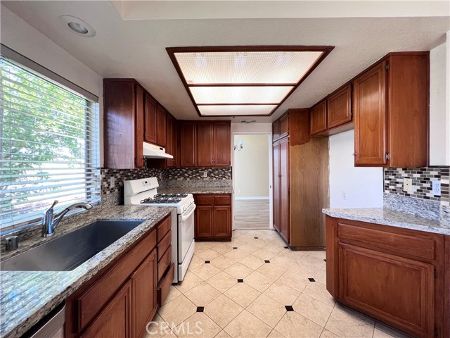 Detail Gallery Image 5 of 18 For 13764 Bay, Fontana,  CA 92336 - 3 Beds | 2/1 Baths