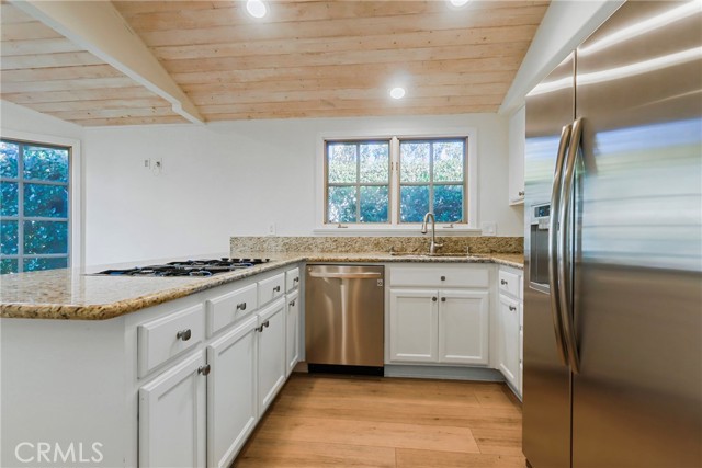 Detail Gallery Image 6 of 22 For 1 Malaga, Manhattan Beach,  CA 90266 - 2 Beds | 2 Baths