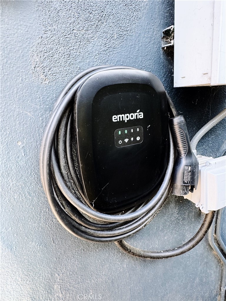 https://media.crmls.org/medias/562241fa-b0a2-4156-88dd-fac58c55f8e9.jpg?preset=X-Large