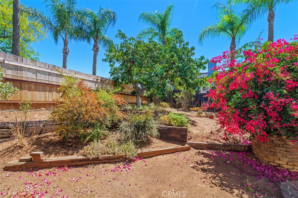 https://media.crmls.org/medias/5622f0f3-a1db-4f6a-bd9f-05fd4242dabc.jpg?preset=X-Large