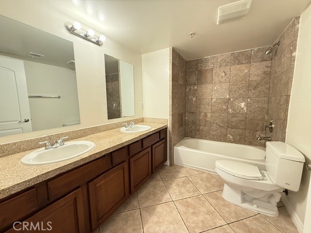 Detail Gallery Image 9 of 13 For 13525 Vanowen St #102,  Van Nuys,  CA 91405 - 3 Beds | 2 Baths