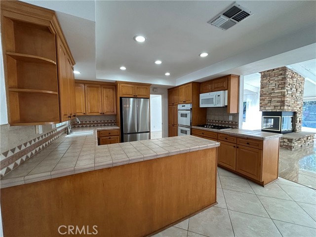 Detail Gallery Image 5 of 30 For 24010 Hatteras, Woodland Hills,  CA 91367 - 4 Beds | 2 Baths