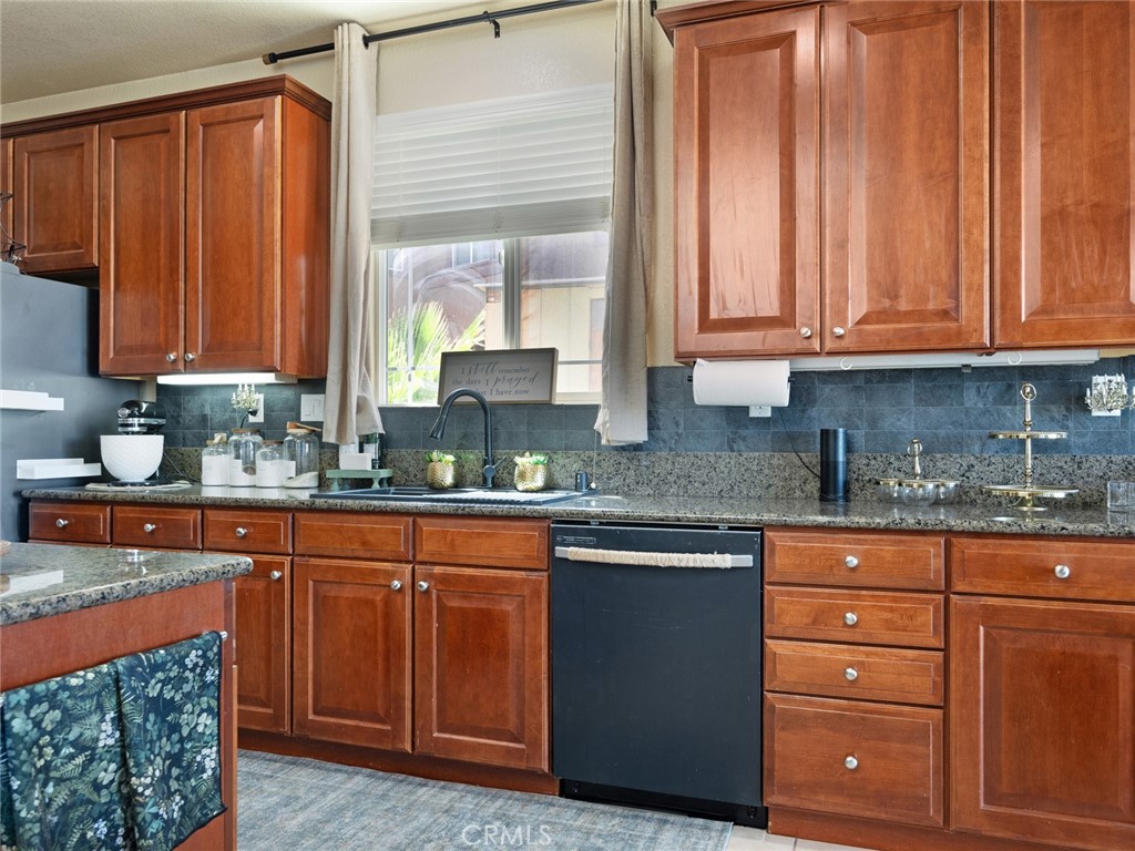 https://media.crmls.org/medias/56299e00-6074-4f59-b356-c9f438e22867.jpg?preset=X-Large