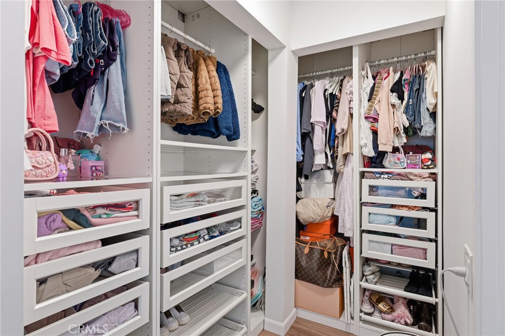 https://media.crmls.org/medias/562a9db5-9a26-466d-a7de-70e4f8d57501.jpg?preset=X-Large