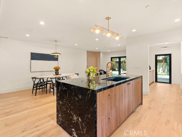 Detail Gallery Image 18 of 68 For 11911 Hartsook, Valley Village,  CA 91607 - 5 Beds | 4 Baths