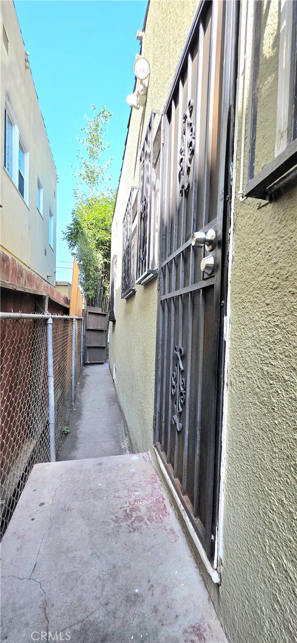 Detail Gallery Image 10 of 23 For 1249 1251 W 39th St, Los Angeles,  CA 90037 - – Beds | – Baths