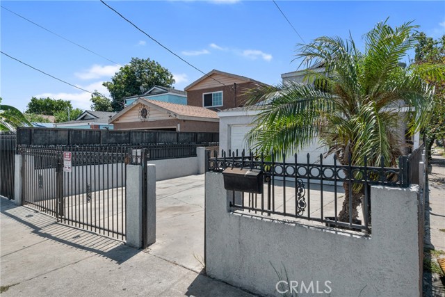 2200 E 105th Street, Los Angeles CA: https://media.crmls.org/medias/56301ec6-ca35-4caa-beec-100d2da1d31b.jpg