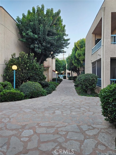 Detail Gallery Image 2 of 18 For 18307 Burbank Bld #41,  Tarzana,  CA 91356 - 2 Beds | 2 Baths