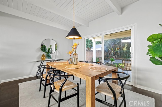 Detail Gallery Image 10 of 55 For 21206 Merridy St, Chatsworth,  CA 91311 - 4 Beds | 3 Baths