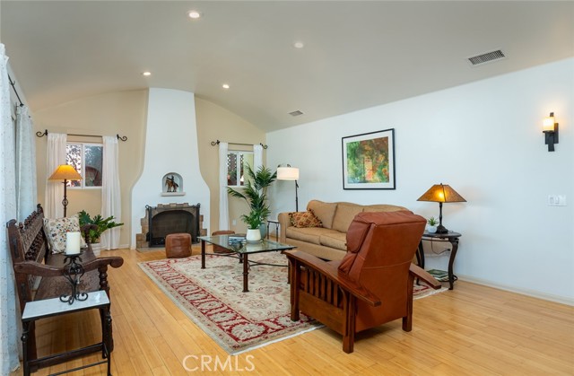 Detail Gallery Image 7 of 58 For 1404 Corona Dr, Glendale,  CA 91205 - 4 Beds | 2/1 Baths