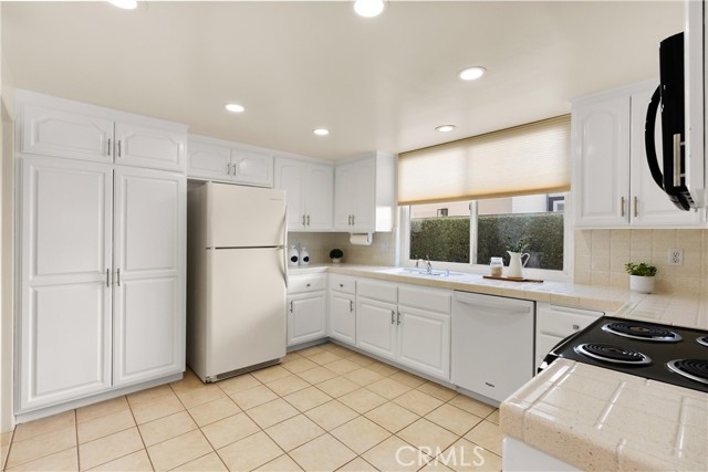 Detail Gallery Image 11 of 44 For 6811 Jardines Dr, Huntington Beach,  CA 92647 - 3 Beds | 2 Baths