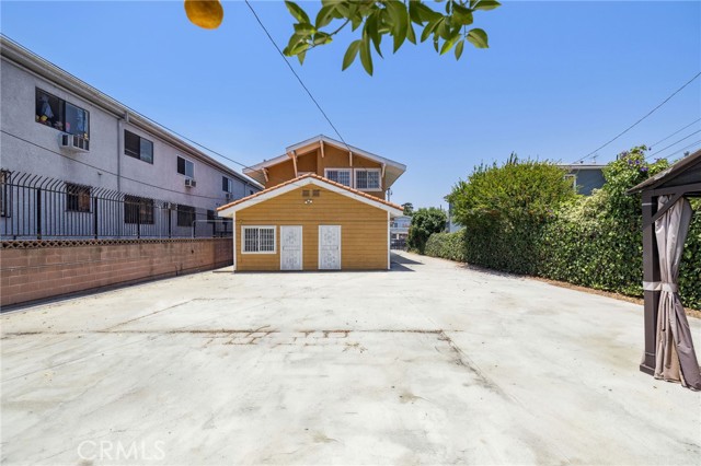 2104 Crenshaw Boulevard, Los Angeles CA: https://media.crmls.org/medias/56342dc1-4343-4b1d-932e-2e760b22e47d.jpg
