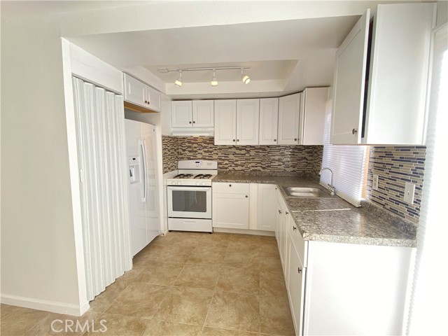 Detail Gallery Image 5 of 15 For 12196 Carnation Ln #B,  Moreno Valley,  CA 92557 - 2 Beds | 1/1 Baths