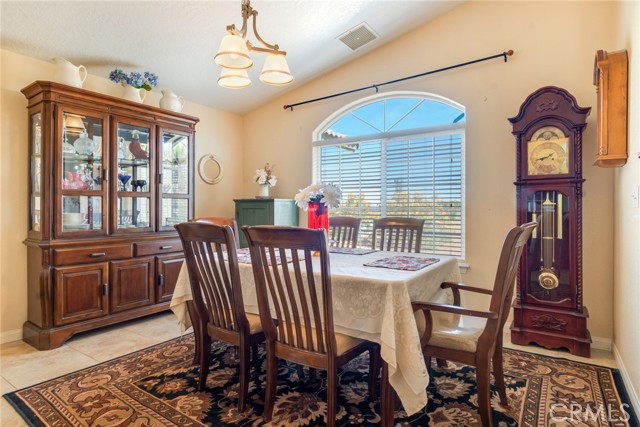 Detail Gallery Image 14 of 55 For 23465 Cherokee Rd, Apple Valley,  CA 92307 - 5 Beds | 3/1 Baths