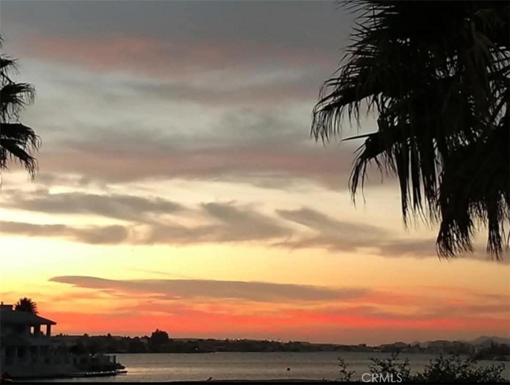 https://media.crmls.org/medias/563859a0-3012-40af-b601-887e2f881777.jpg?preset=X-Large
