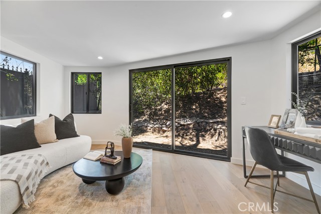 Detail Gallery Image 18 of 28 For 4830 Hasekian Dr, Tarzana,  CA 91356 - 4 Beds | 4/1 Baths