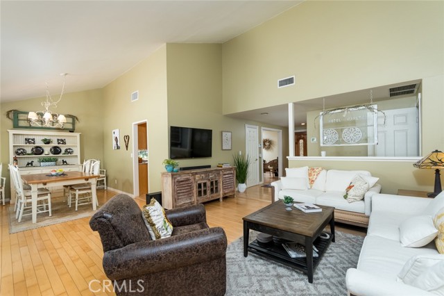 Detail Gallery Image 7 of 40 For 6611 Elmhurst Dr, Tujunga,  CA 91042 - 3 Beds | 2 Baths