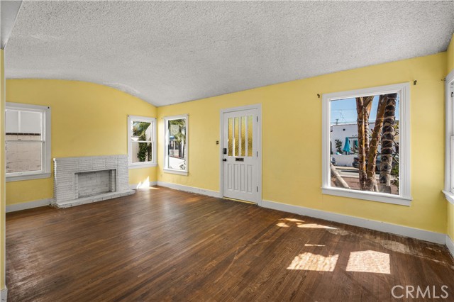 Detail Gallery Image 5 of 17 For 131 Santa Ana Ave, Long Beach,  CA 90803 - 2 Beds | 1 Baths