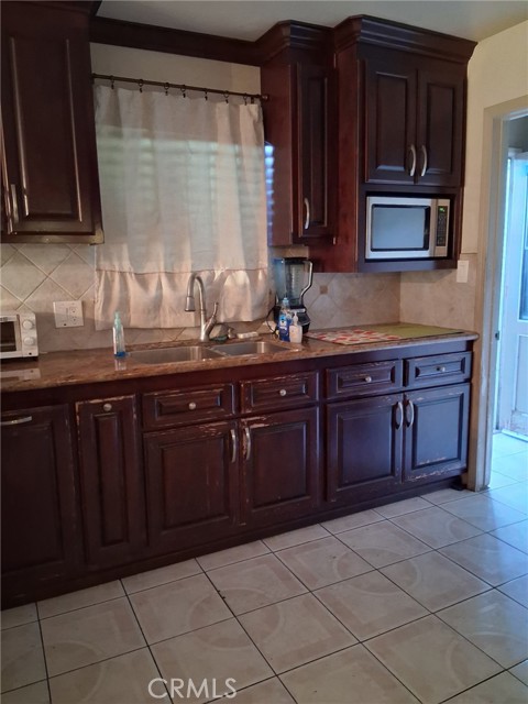 Detail Gallery Image 7 of 15 For 1056 N Fries, Wilmington,  CA 90744 - 3 Beds | 2 Baths