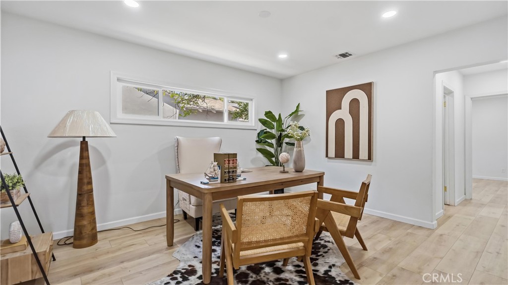 https://media.crmls.org/medias/563a1fd9-b2c0-4e2d-acbc-9a20d41295c1.jpg?preset=X-Large