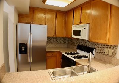 Detail Gallery Image 5 of 17 For 5325 Newcastle, Encino,  CA 91316 - 2 Beds | 1 Baths