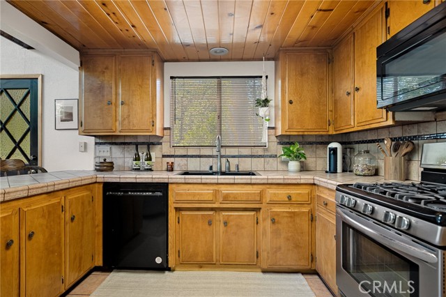 28645 Shenandoah Drive, Lake Arrowhead CA: https://media.crmls.org/medias/56433147-443a-4c6d-a5fc-66d3c1a9ab15.jpg