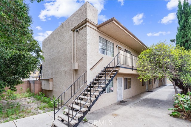 935 W Bishop Street, Santa Ana CA: https://media.crmls.org/medias/5643ec4e-2d3e-4bc0-af5c-2145596453a6.jpg