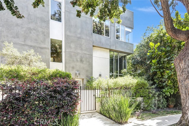 Detail Gallery Image 2 of 31 For 1120 N El Centro #5,  Los Angeles,  CA 90038 - 2 Beds | 2/1 Baths