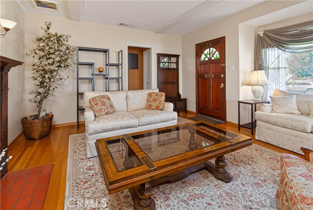 Detail Gallery Image 4 of 25 For 5544 Colbath, Sherman Oaks,  CA 91401 - 3 Beds | 2 Baths