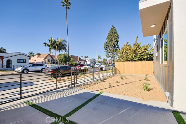2402 S Cochran Avenue, Los Angeles CA: https://media.crmls.org/medias/56477ef5-d235-404c-9eae-7b88b90c781d.jpg