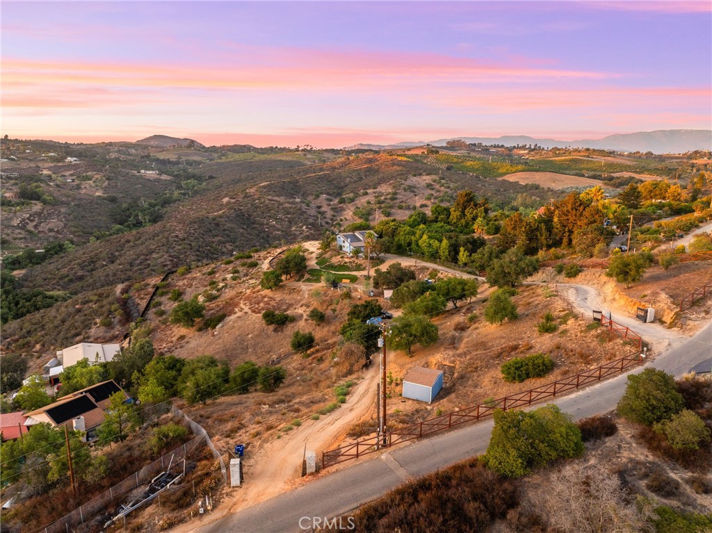 https://media.crmls.org/medias/5648a6b4-3f75-41e0-b617-b8d81377fe78.jpg?preset=X-Large