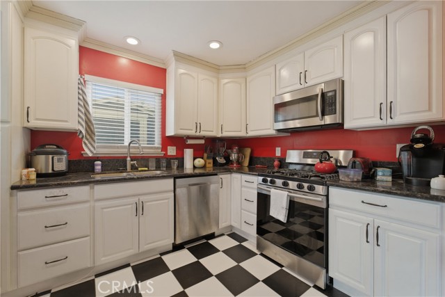 Detail Gallery Image 6 of 21 For 3357 W Olinda Ln, Anaheim,  CA 92804 - 3 Beds | 2 Baths